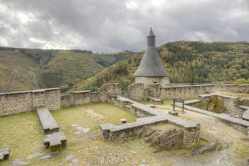 chateau kasteel Bourscheid luxemburg luxembourg burcht ruine slot unesco erfgoed middeleeuwen ardennen